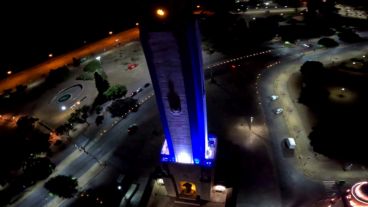 La ciudad recibe a sus ídolos con el Monumento iluminado.
