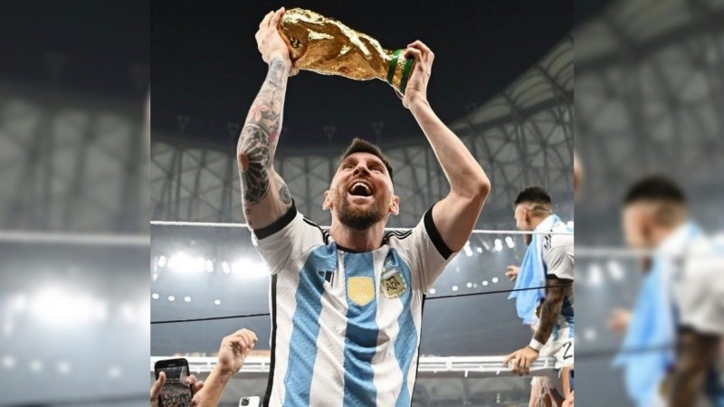 La foto récord de Leo Messi con la Copa del Mundo en el estadio Lusail.