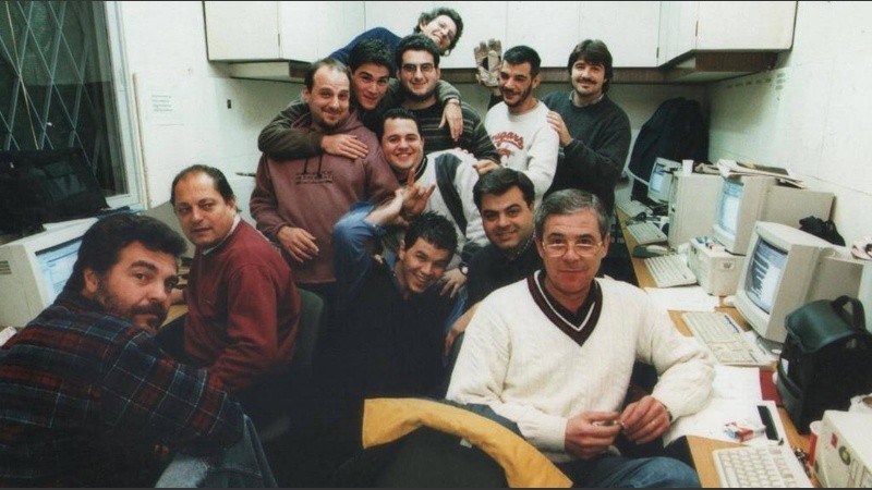 El Nene Casali, de suéter bordó a la izquierda, junto a la sección Deportes de El Ciudadano a fines de los 90. De pulóver blanco, Jorge Balbo. 