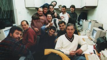 El Nene Casali, de suéter bordó a la izquierda, junto a la sección Deportes de El Ciudadano a fines de los 90. De pulóver blanco, Jorge Balbo.