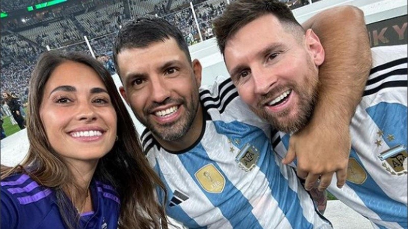 Antonela Roccuzzo, el Kun Agüero y Lionel Messi.