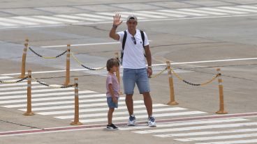 Lucho Suárez junto a uno de sus hijos al llegar a Rosario