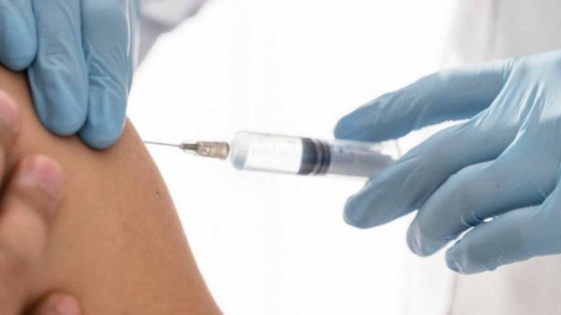 Desde salud remarcan la importancia de vacunarse y usar barbijo en ambientes cerrados.