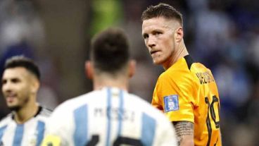 Wout Weghorst provocó a Lionel Messi durante todo el partido.
