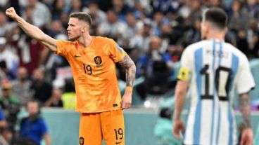 Wout Weghorst provocó a Lionel Messi durante todo el partido.