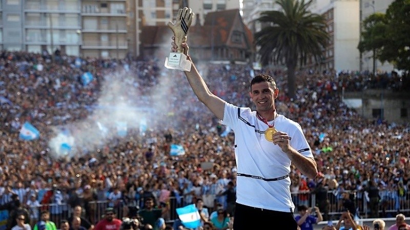 Otro de los héroes de Qatar que volvió a sus pagos a celebrar.