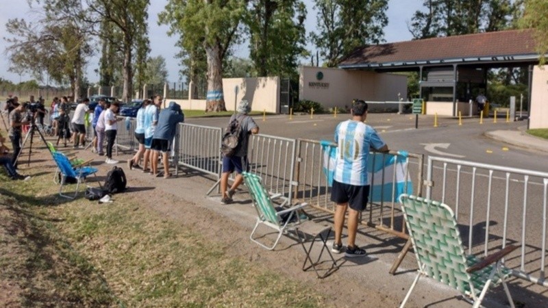 La espera por Lionel en Funes.