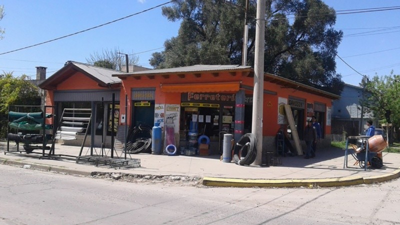 A primera mañana el local recibió la visita de dos maleantes.