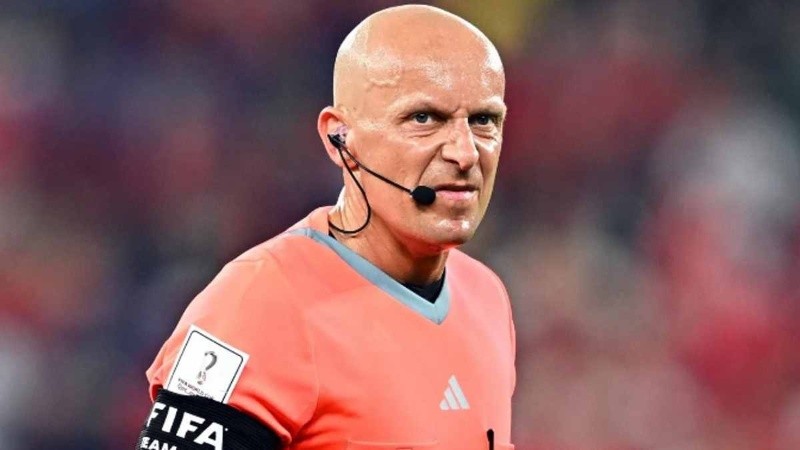 El arbitro polaco habló en conferencia de prensa y desestimó la queja de los franceses en la final del Mundial. 