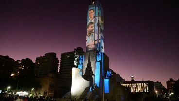 El Monumento con la imagen de Fideo y Lio en la previa al mundial.