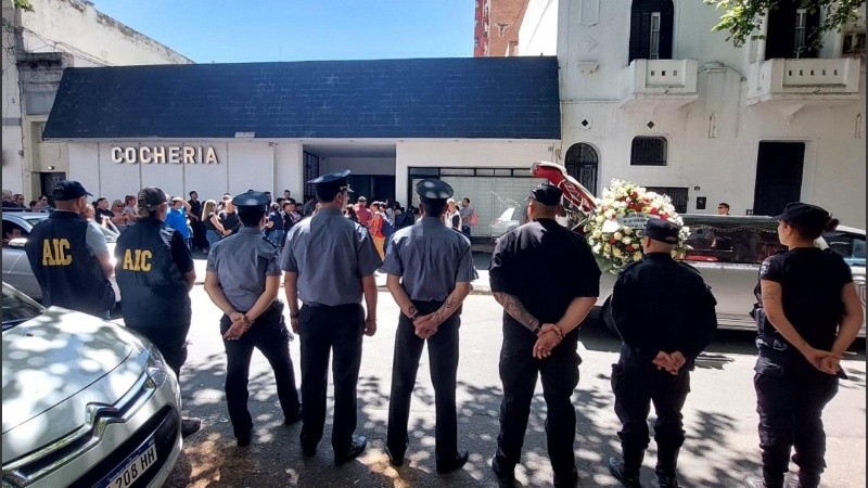 Familiares, amigos e integrantes de la fuerza policial despidieron los restos del policía asesinado Joel Ruiz.