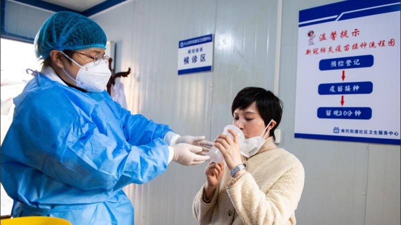 Especialistas temen que el brote en China, que obedece a la variante Ómicron del virus y a sus subvariantes, tenga impacto sanitario mundial.
