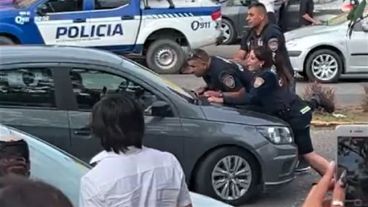 La maniobra del Volkswagen Gol Trend quedó filmada desde varios angulos.