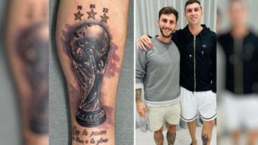 Emiliano Martínez recibió el trofeo al mejor arquero de Qatar 2022.