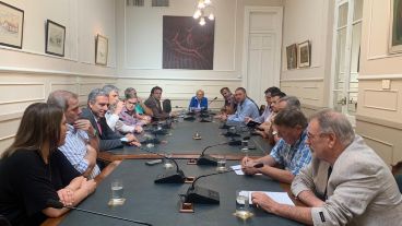 Los ministros de Gobierno, Celia Arena, y de Gestión Pública, Marcos Corach, se reunieron este lunes con dirigentes de partidos políticos con representación en la Legislatura de Santa Fe