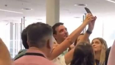 Scaloni partiendo desde Ezeiza a España, rodeado de afecto