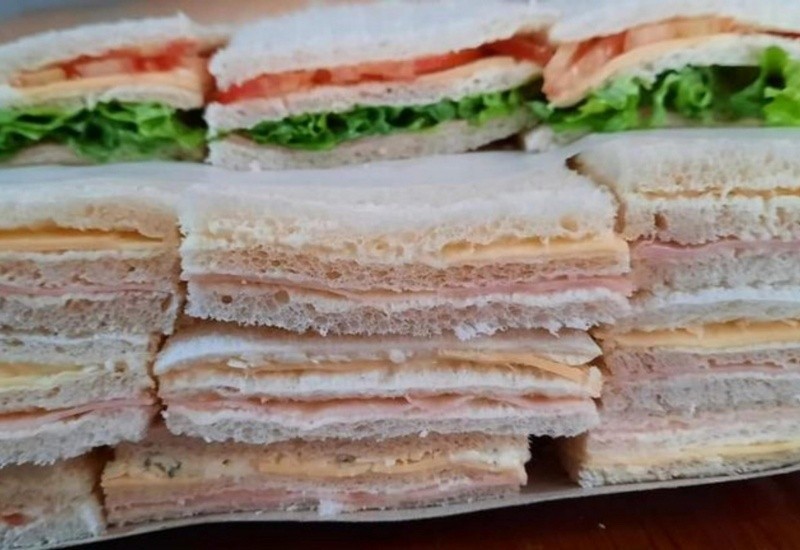 Los sandwichitos de miga, otra de las estrellas de las mesas navideñas y de fin de año en Argentina.&nbsp;
