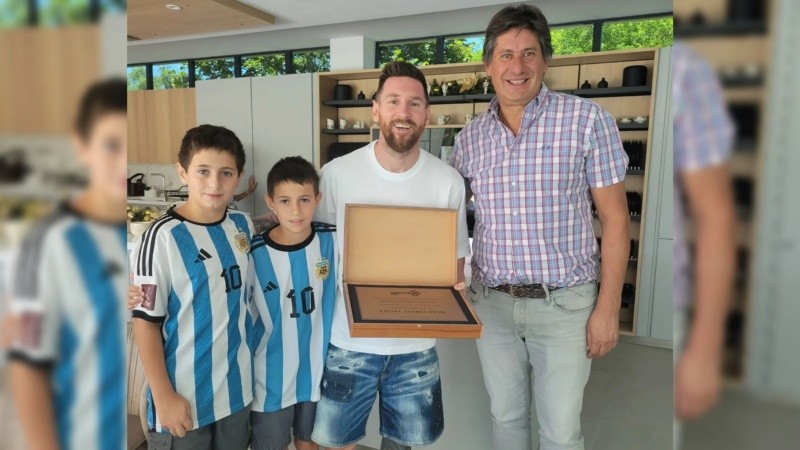 La foto de Messi con la plaqueta que le entregó el intendente de Funes, Roly Santacroce.