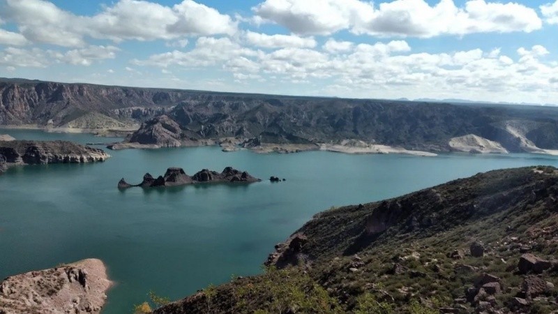 La mujer se estaba tomando una fotografía en una roca cuando perdió el equilibrio y cayó al vacío.