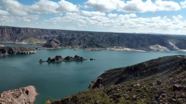 La mujer se estaba tomando una fotografía en una roca cuando perdió el equilibrio y cayó al vacío.