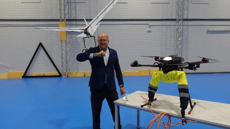 El investigador Aníbal Ollero, líder del laboratorio de Robótica de la Universidad de Sevilla, junto al pájaro robótico que diseñó.