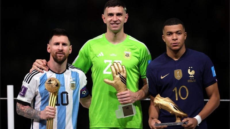 Messi, Martínez y Mbappé durante la ceremonia de premiación del Mundial de Qatar 2022.