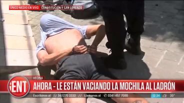 Personal policial buscaba elementos en la mochila del hombre demorado.