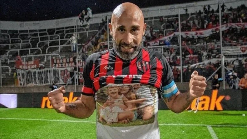 El marcador central de 34 años viene de jugar en Patronato de Paraná.