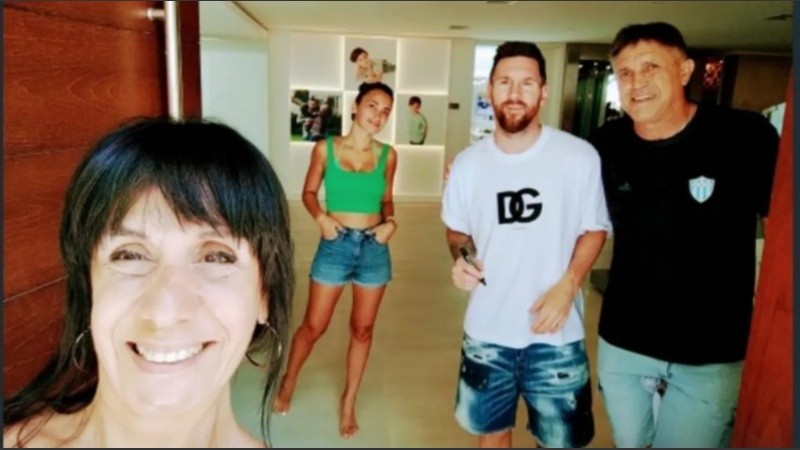 Messi y Antonela le abrieron la puerta de su casa en Funes a una pareja que quería saludarlos.