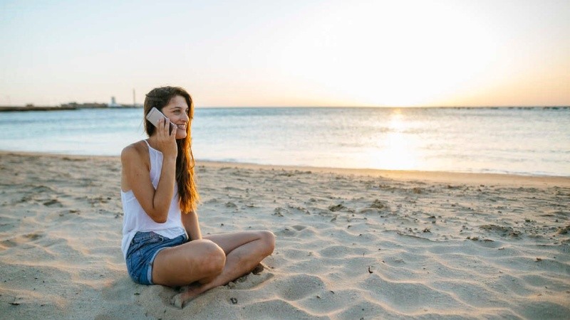 Llevar teléfonos celulares a la playa los expone a diferentes riesgos.