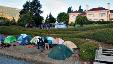 Las carpas se instalaron sobre la playa, al borde del lago.