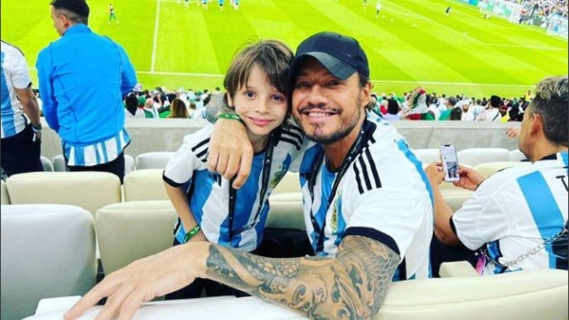 Marcelo Tinellli junto a su hijo Lolo, en el Mundial de Qatar.