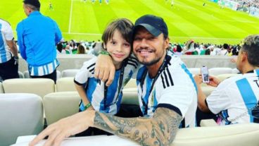 Marcelo Tinellli junto a su hijo Lolo, en el Mundial de Qatar.