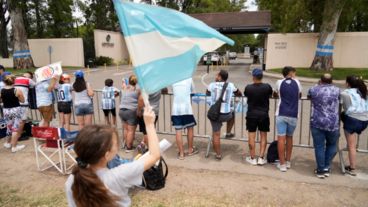 Hinchas fanáticos de Messi a la espera de una foto.