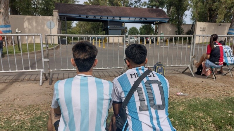 Hinchas fanáticos de Messi a la espera de una foto. 