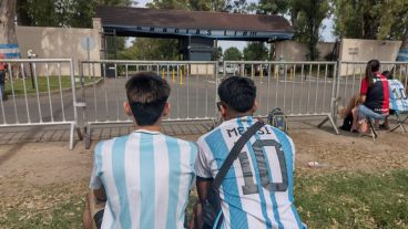 Hinchas fanáticos de Messi a la espera de una foto.