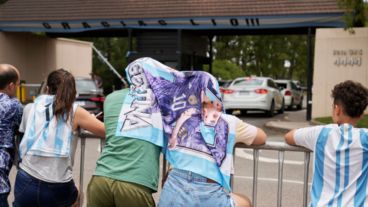 Hinchas fanáticos de Messi a la espera de una foto.