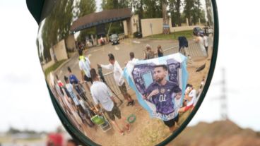 Hinchas fanáticos de Messi a la espera de una foto.