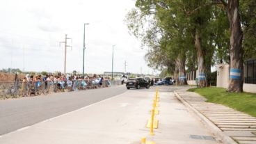 Hinchas fanáticos de Messi a la espera de una foto.