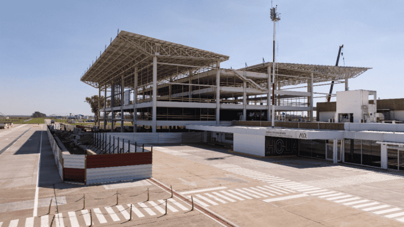 Los anuncios incluyen las obras para terminal la nueva terminal del aeropuerto.