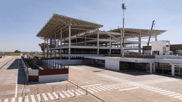 Los anuncios incluyen las obras para terminal la nueva terminal del aeropuerto.