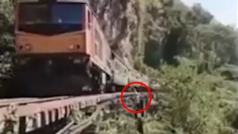 Un video impactante muestra al hombre cayendo.