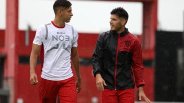 Ortiz hablando con el juvenil Facundo Mansilla en una práctica.