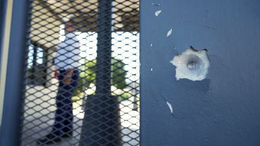 Uno de los disparos impactó contra el portón de ingreso a TVL.