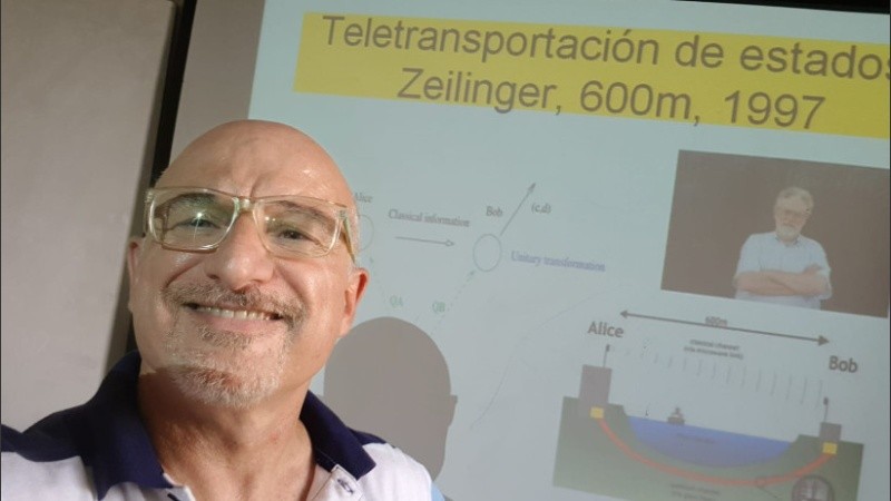 Omar durante una reciente charla sobre el Nobel en Física 2022