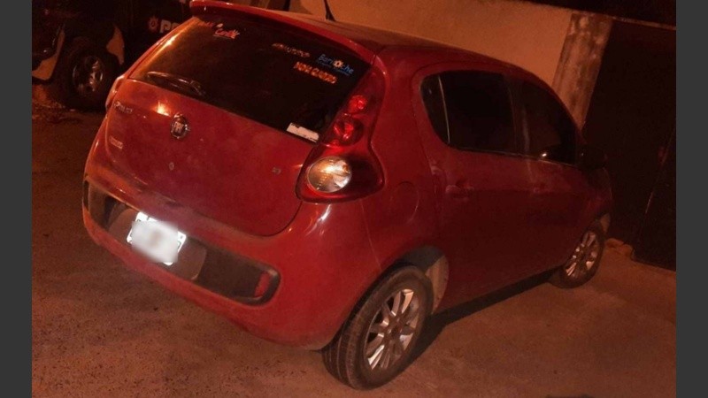 El Palio rojo, robado en zona sudoeste por la tarde, fue descartado en Vía Honda.