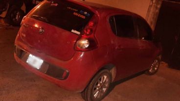 El Palio rojo, robado en zona sudoeste por la tarde, fue descartado en Vía Honda.