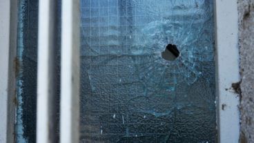 Los rastros del ataque contra la oficina estatal.