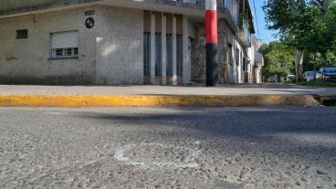 Los rastros del ataque contra la oficina estatal.