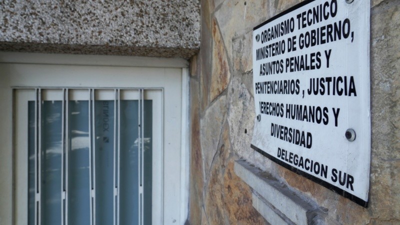 Los rastros del ataque contra la oficina estatal.